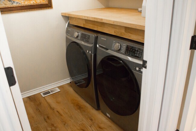 Foto del edificio - 8365 E Radcliff Ave