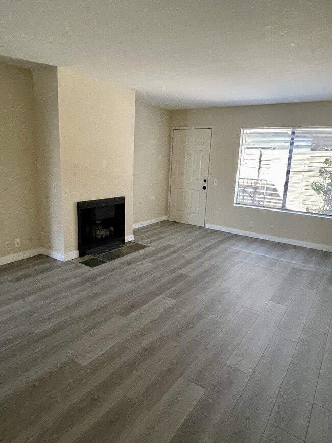 Sala de estar con nuevo piso de madera dura - 10960 Bluffside Dr