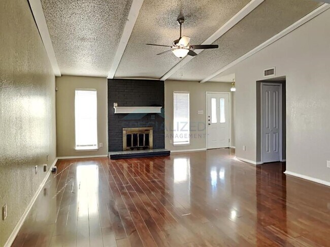 Foto del edificio - 1617 Golden Grove Dr