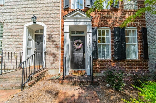 UPGRADES! Two Bedroom Townhouse - Six Mont... - UPGRADES! Two Bedroom Townhouse - Six Mont...