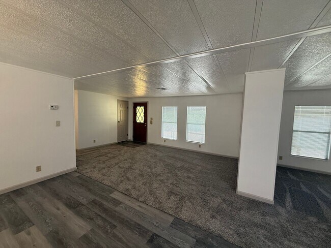 Foto del edificio - 3 Bedroom 2 Bathroom Mobile Home