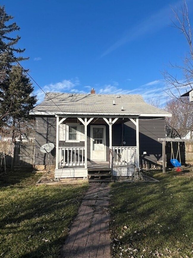 Building Photo - 2 bed 1 bath with garage and fenced in yard