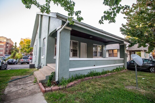 Foto del edificio - 4bed/2bath House right Downtown!!