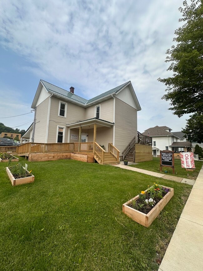 Building Photo - 253 Maple St