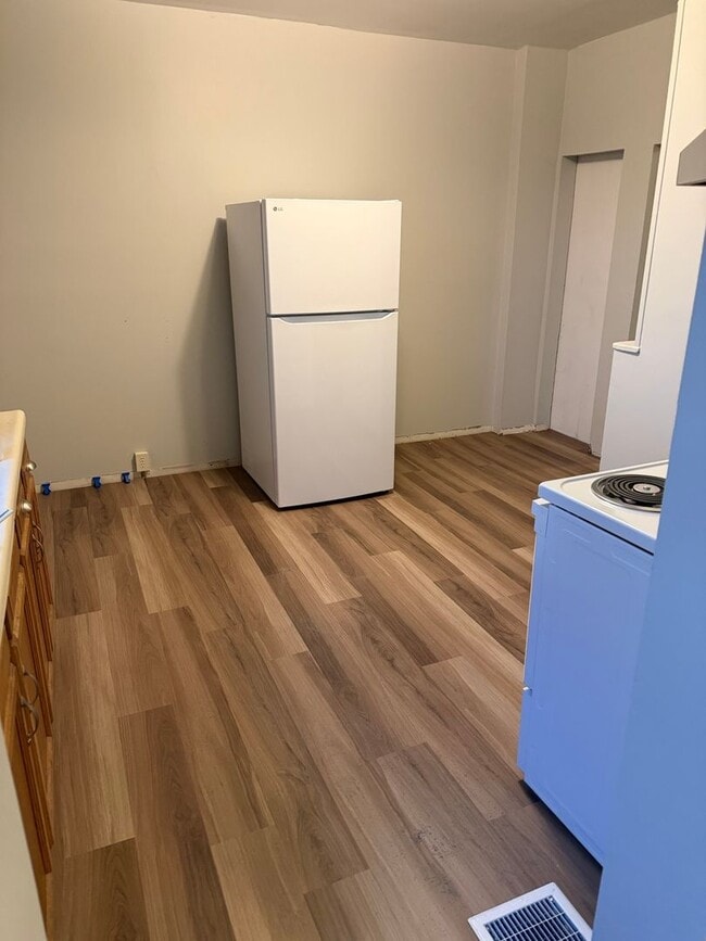 Building Photo - Section 8 Allowed-4 Bedroom 1 Bath House, Garage, Fenced Yard-York City SD