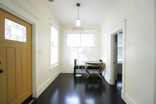 Building Photo - 834 E University Ave