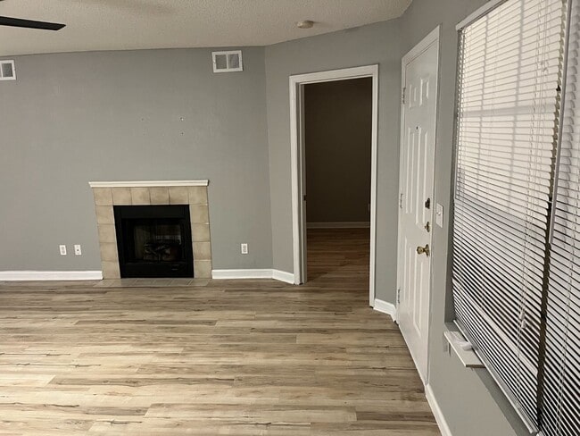 Building Photo - 415 Lakepointe Dr