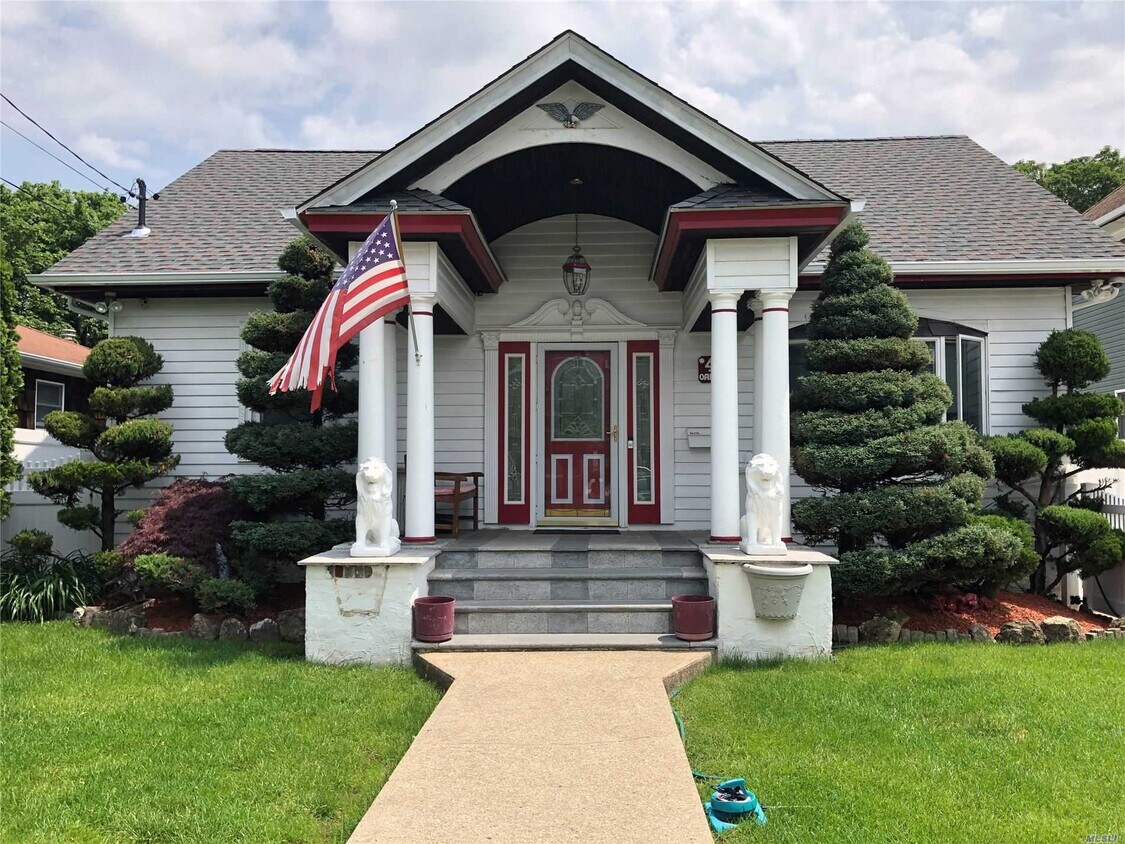 43 Oakview Ave, Farmingdale, NY 11735 Room for Rent in Farmingdale