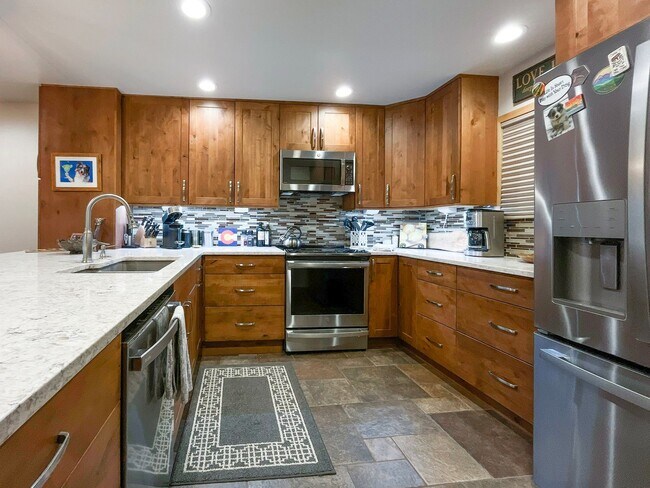 Foto del edificio - Walk to Town, Overlooking Carter Park, Garage Parking - Updated 2 Bed/2 Bath Available Now for Sk...