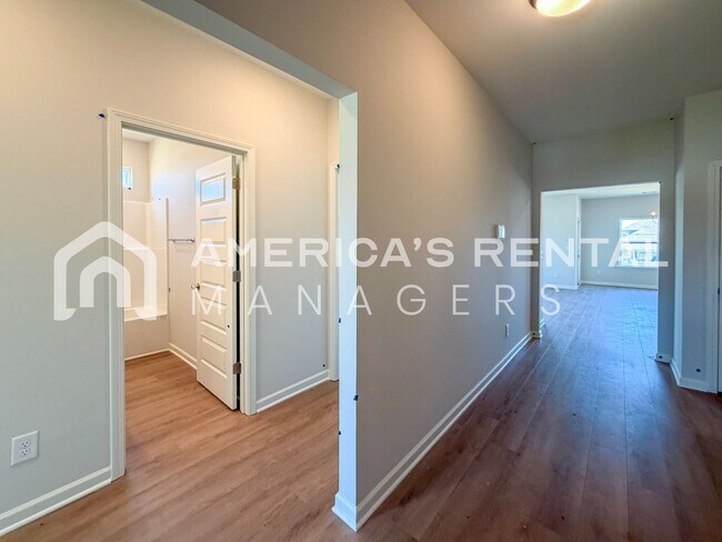Building Photo - Southern Charm Meets Contemporary Style in Tuscaloosa!