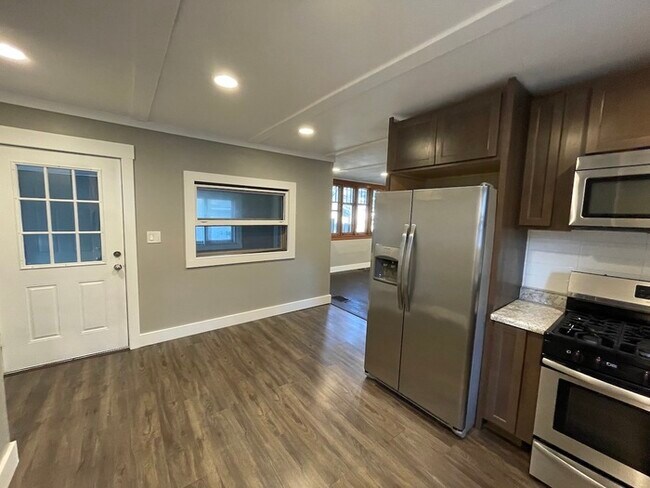 Foto del edificio - NW Side Four Bedroom 2 Bathroom  Close to ...