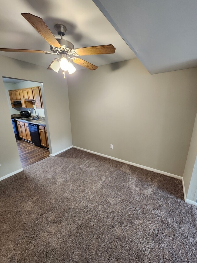 3BR, 2.5 bath- 1,675 sq ft dining room to kitchen - Willow Oaks