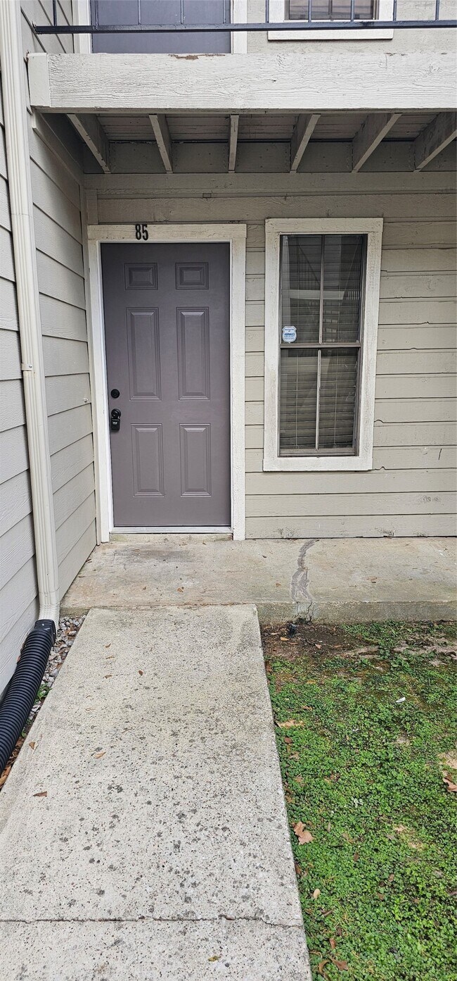 Building Photo - 17401 Red Oak Dr