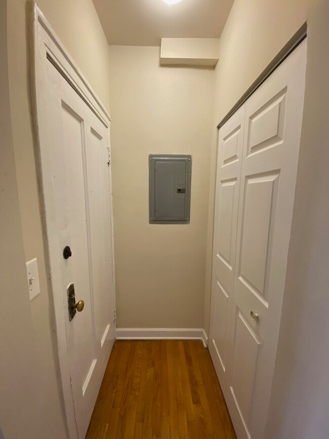 Building Photo - 1345 1/2 W Touhy Ave