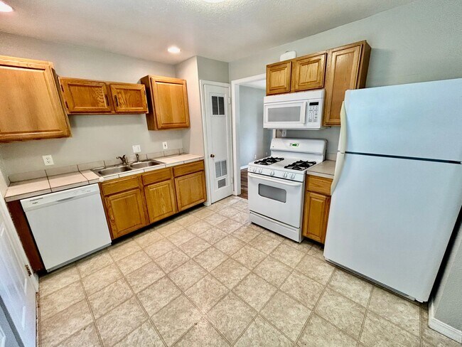 Building Photo - 2 Bedroom Apartment on Patty Jewett Golf C...