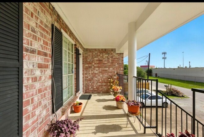 Balcón privado. - 9641 Hollock St