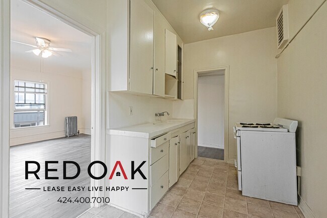 Building Photo - Fabulous Top Floor Studio with Lots of Sto...
