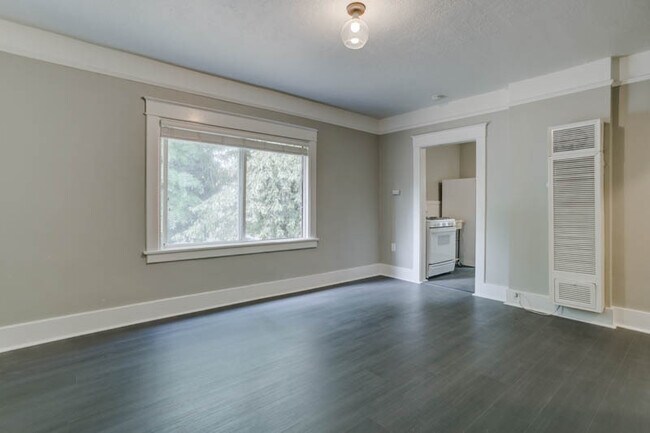 Foto del edificio - St. Johns Gorgeous Renovated Top Floor Studio