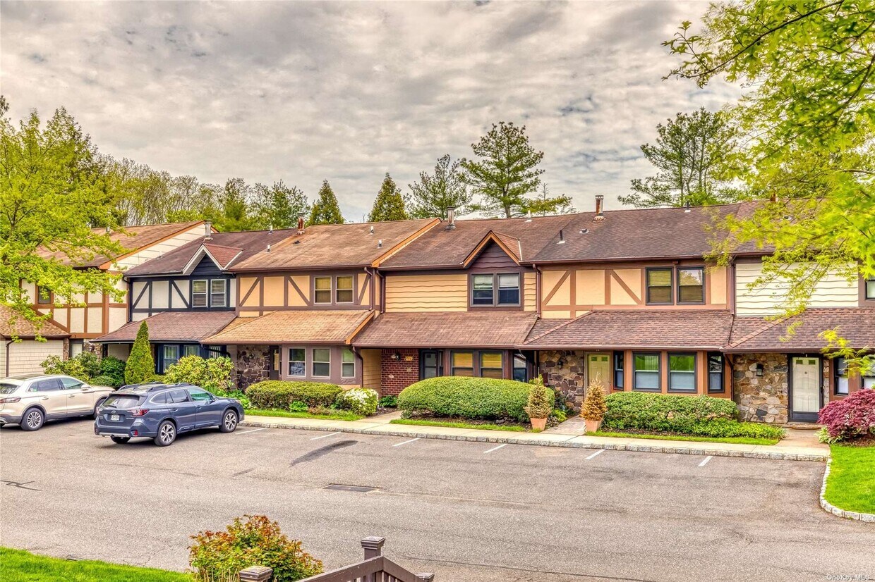 8 Wimbledon Ct, Woodbury, NY 11797 Townhome Rentals in Woodbury NY