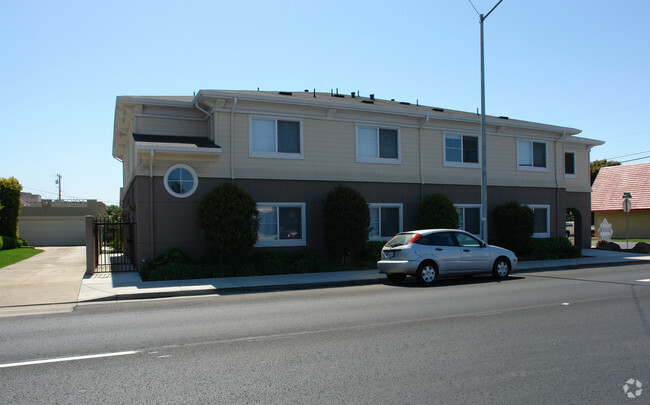 Building Photo - 202 E Lake Ave