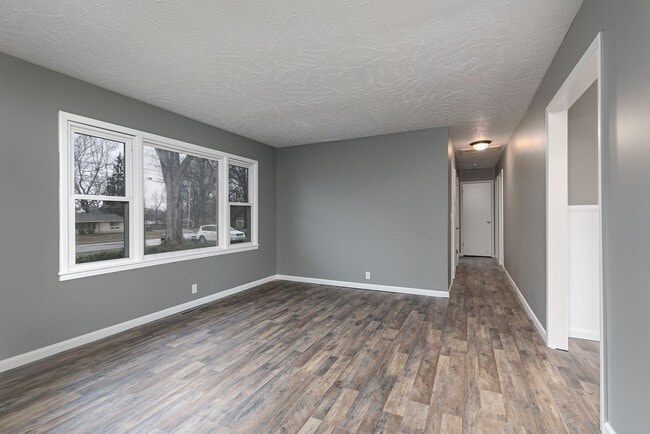 Building Photo - SOUTH SPRINGFIELD HOME (Kickapoo and Cherokee Schools) -- 3 Bed | 1.5 Bath | 2 Car Garage -- LARG...