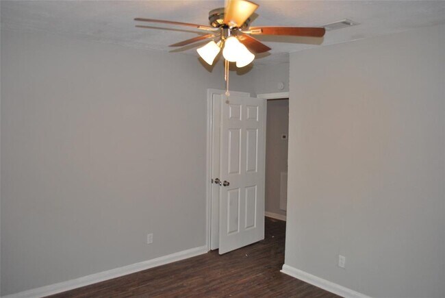 Building Photo - 113 E Witcher Ln