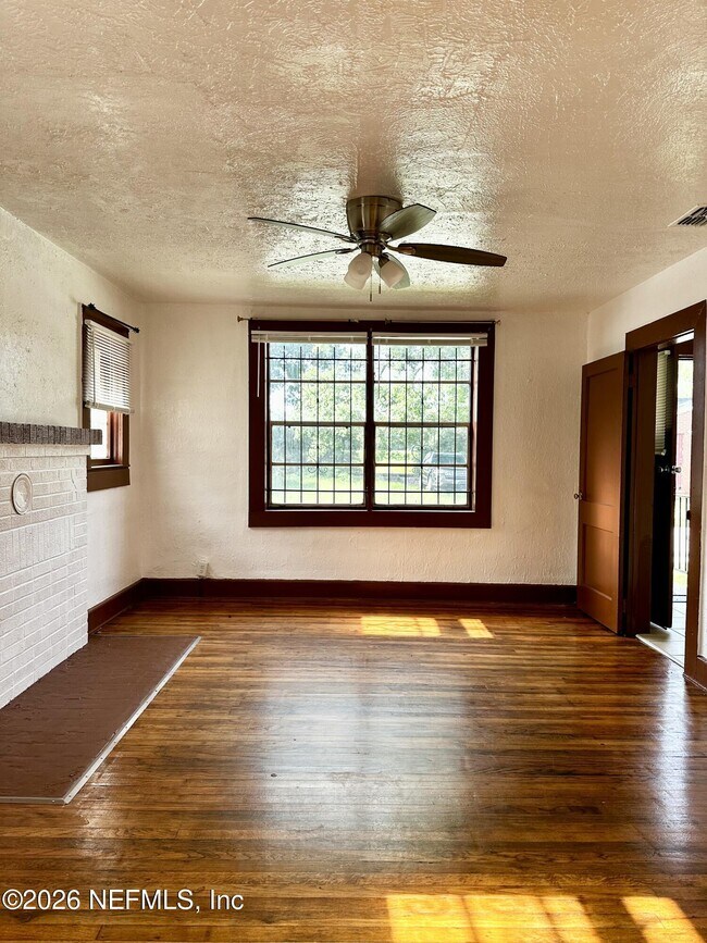 Foto del edificio - 1851 W 19th St
