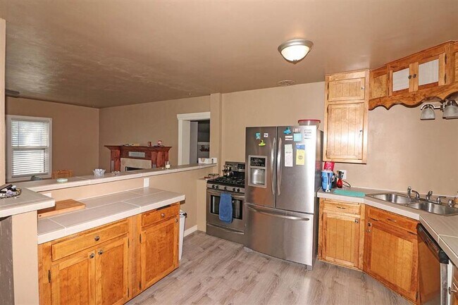Building Photo - All utilities included 3-bedroom, 2-bathro...