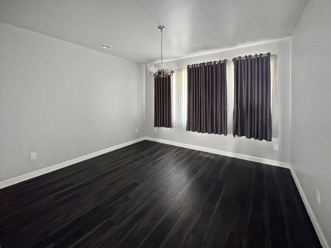 Building Photo - 2916 N Amor Ave