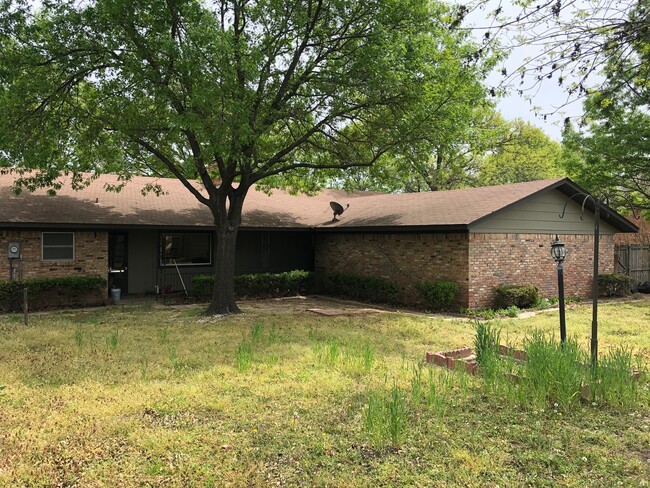 Covered rear patio - 1101 Rosedale Dr