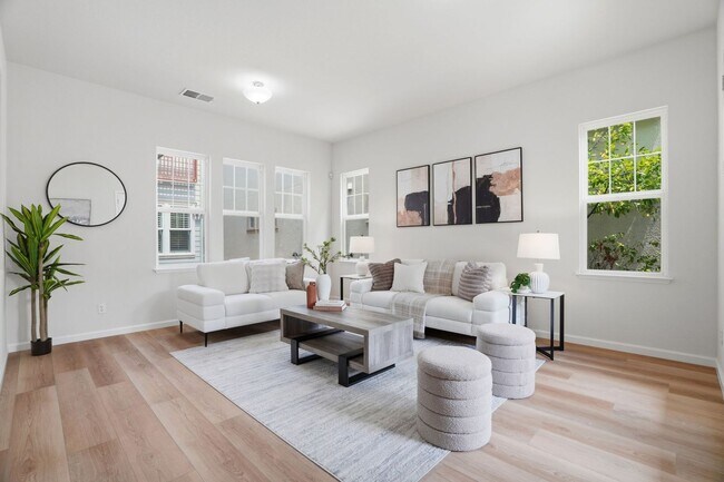 Building Photo - BRIGHT, OPEN RESIDENCE IN RIVERMARK HOME WITH EXCELLENT LAYOUT