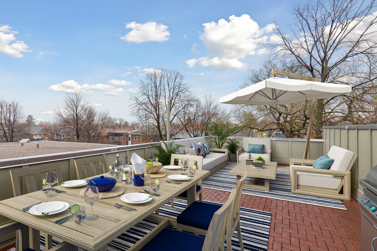 Disfrute del sol con más de 56 metros cuadrados/600 pies cuadrados de espacio en el patio de la azotea. - 3238 Garfield Ave