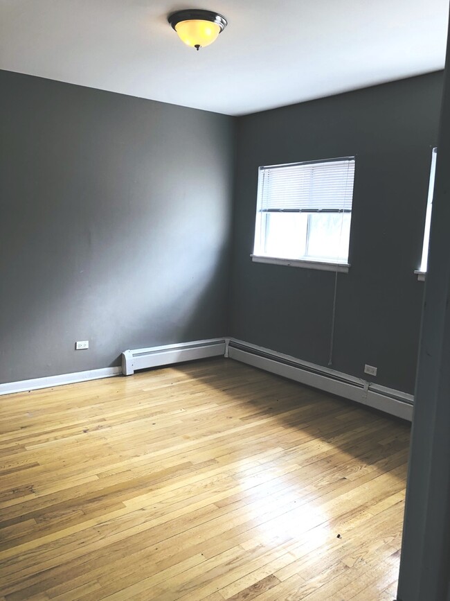 Building Photo - 609 Oakton St