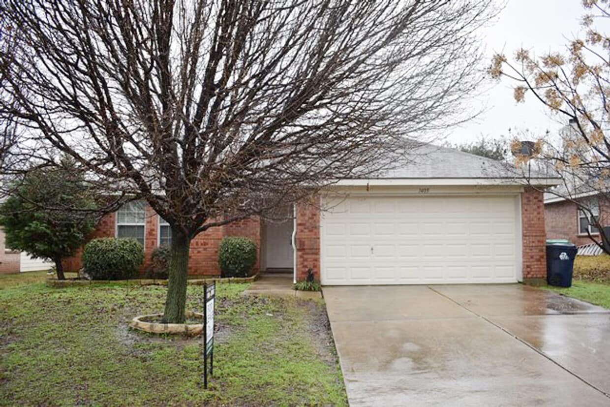 AVAILABLE NOW - Charming 3 Bed Home in Denton | Open Layout, Fireplace, Large Backyard - AVAILABLE NOW - Charming 3 Bed Home in Denton | Open Layout, Fireplace, Large Backyard