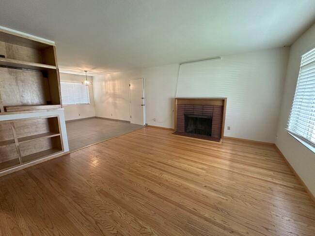 Building Photo - Hardwood floors, updated kitchen, great sc...