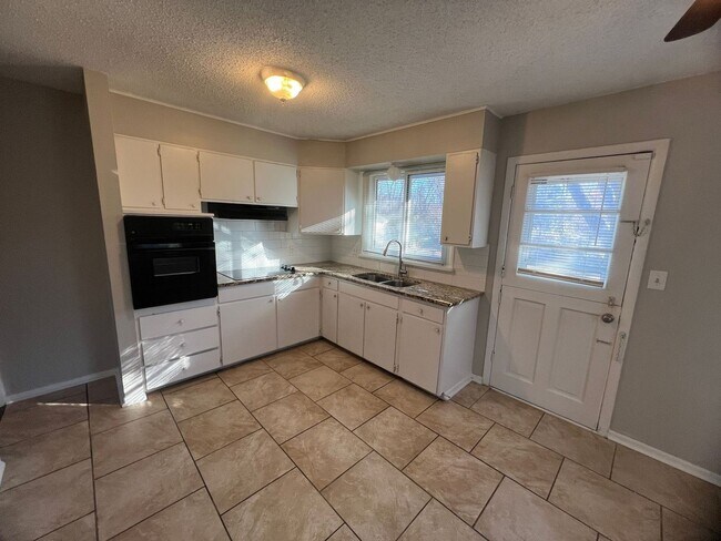 Foto del edificio - 3-Bedroom Home With Finished Basement and Storage Shed