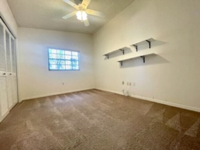 Foto del edificio - 2233 Lake Arbor Blvd