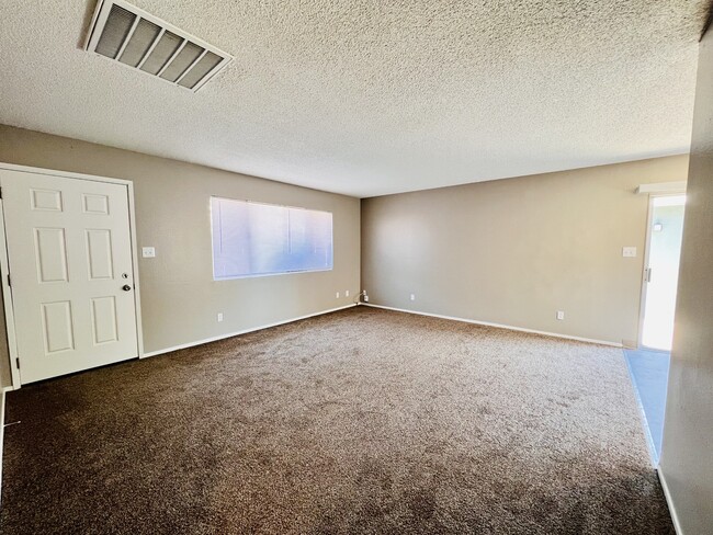 Building Photo - 3108 W Walnut Ave