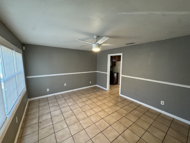 Foto del edificio - "Spacious 5-Bedroom Haven with 2 Full Baths in Tampa's Heart – 1656 Sq Ft of Comfort!"