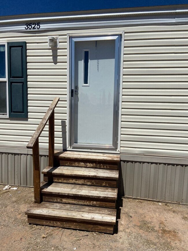 Foto del edificio - HOME FOR RENT IN THE FAR EASTSIDE