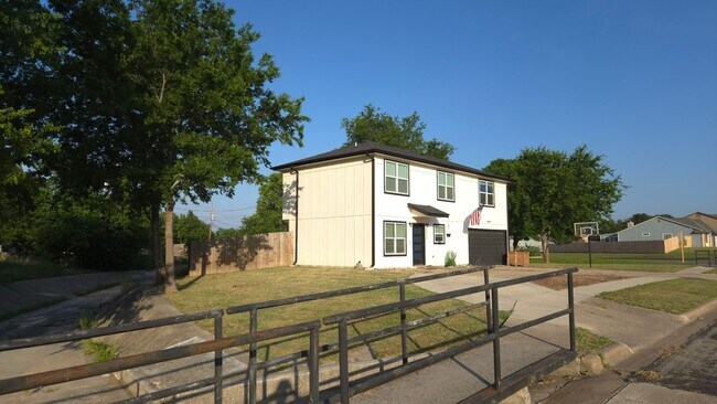 Foto del edificio - 4814 White Rock Dr