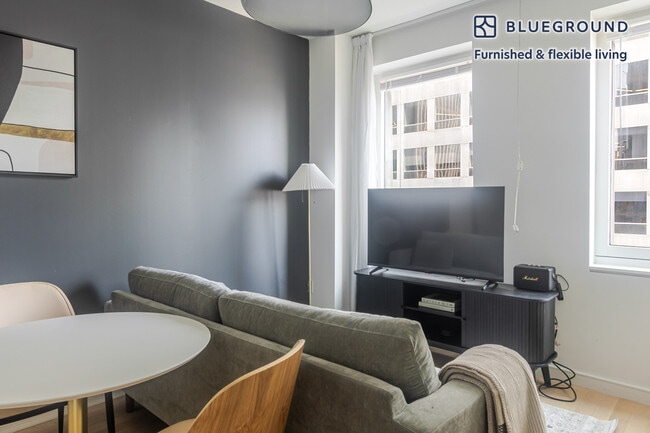 Foto del edificio - 70 W 45th St