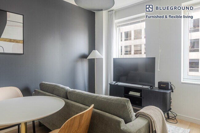 Building Photo - 70 W 45th St