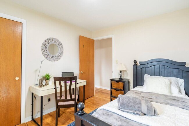 Building Photo - 2346 Pine St