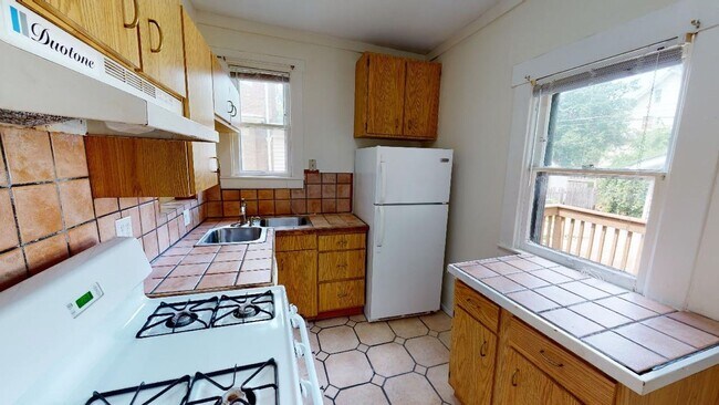 Foto del edificio - 5 BEDROOMS + 2.5 FULL BATHROOMS Single Fam...