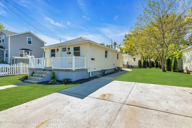 Building Photo - 248 Seabreeze Ave