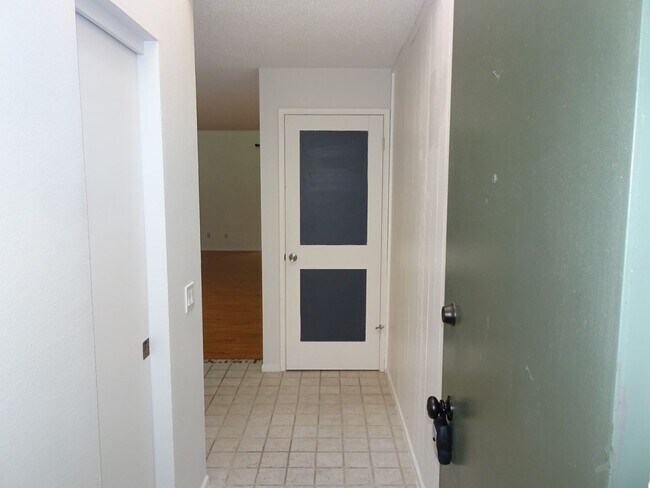 Building Photo - Charming 2-Bedroom Townhome in Beautiful B...