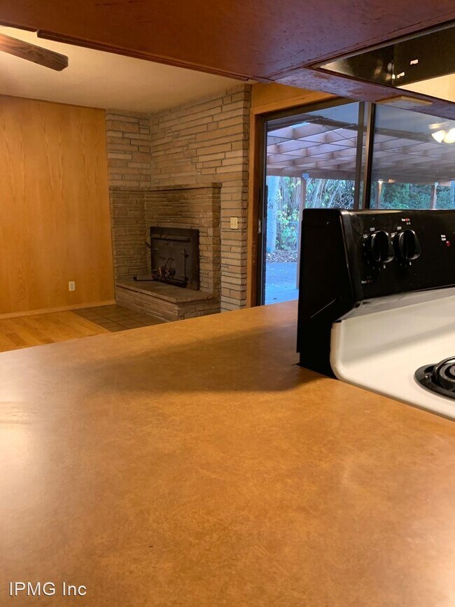 Building Photo - 4 br, 2 bath House - 885 Aspen