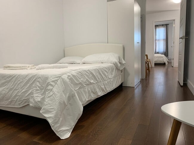 Building Photo - 4055 Boul Saint Laurent