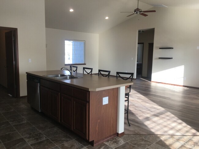Foto del edificio - 5400 W Whitman St